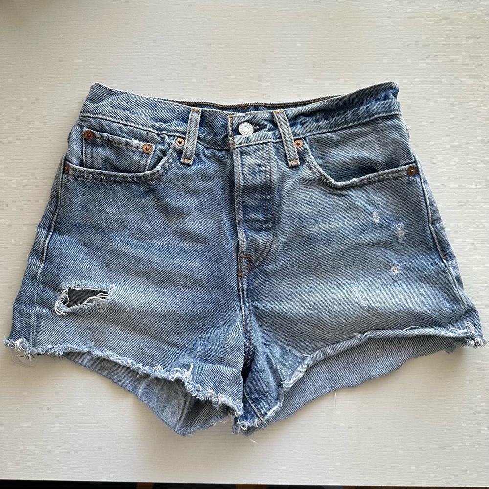 Levi Wedgie Shorts in Size 27